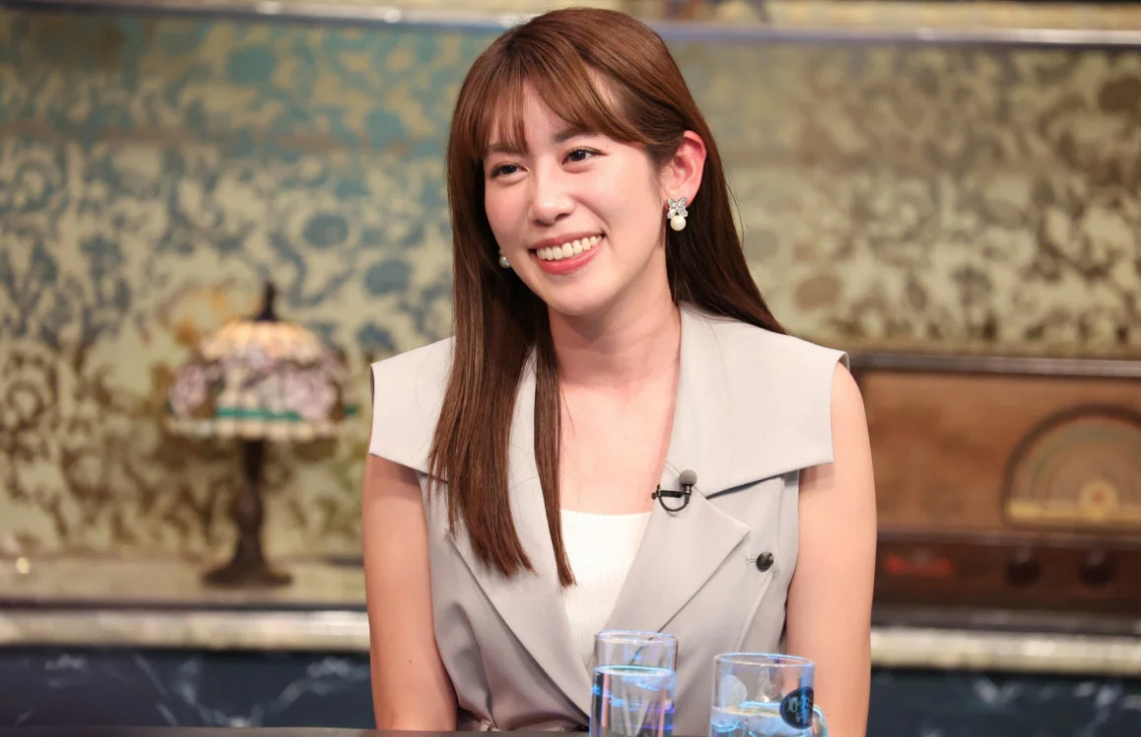 元NHKアナウンサーの中川安奈さん。ラフなスタジオで、明るい笑顔でインタビューに答えている様子。